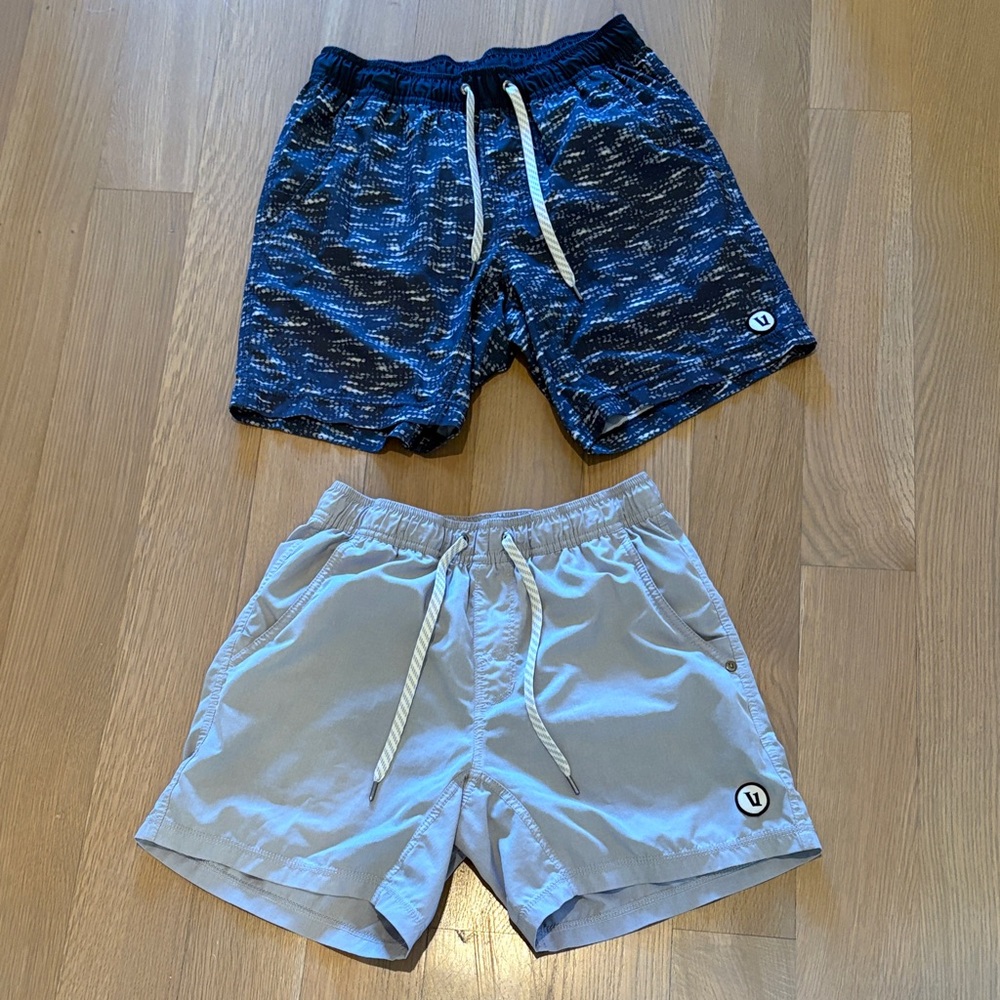 Vuori Navy Patterned and Light Gray Athletic Shorts Set - size Small